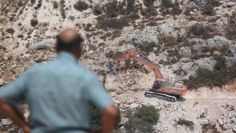 الاحتلال يواصل تجريف أراضٍ في شمال رام الله لصالح بؤرة استيطانية