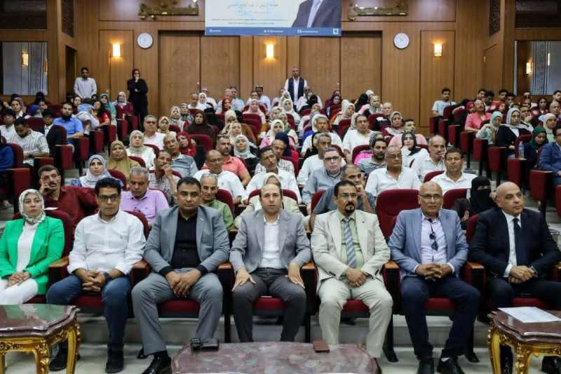 وزيرة التنمية المحلية والبيئة تستعرض تقريراً حول جهود قطاع الفروع بجهاز شئون البيئة