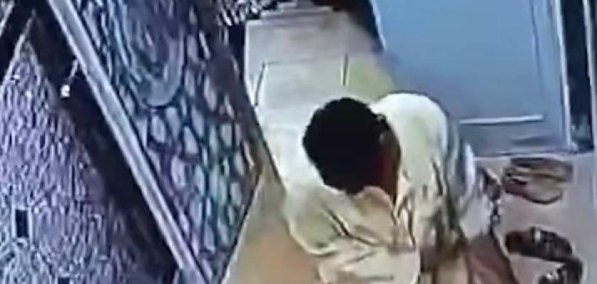لم يراعِ حرمة المسجد.. لص يسرق أحذية المصلين خلال الصلاة في قنا