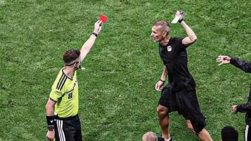 بسبب أحداث مباراة الأرجنتين.. فيفا يعاقب سعفان الصغير بالإيقاف مباراتين وغرامة مالية