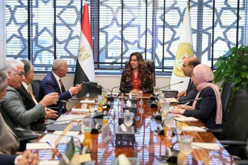 وزيرة التنمية المحلية والبيئة تبحث مع عدد من المستثمرين تكنولوجيات حديثة لمعالجة وتدوير المخلفات