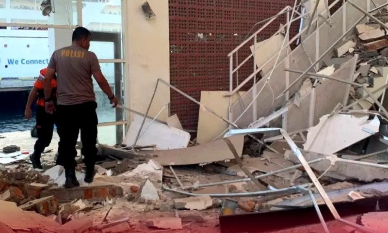 الزلزال حول صباح هادئ في لحظات لكارثة .. زلزال عنيف ضرب إندونيسيا وخلف ضحايا تحت الأنقاض