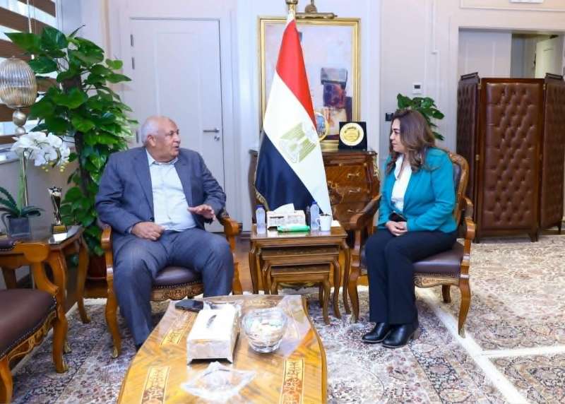 وزيرة التنمية المحلية والبيئة تبحث مع محافظ مطروح المشروعات التنموية والخدمية وجهود الاستثمار وتطوير منظومة المخلفات