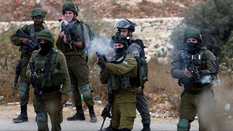 الاحتلال يطلق قنابل الغاز تجاه منازل الفلسطينيين خلال اقتحام قرية في رام الله