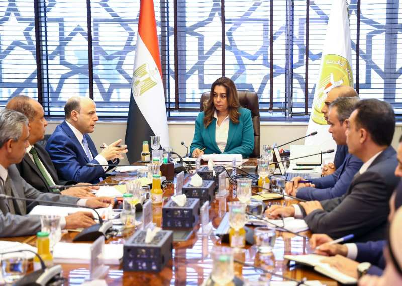 وزيرة التنمية المحلية والبيئة تناقش مع محافظ الغربية إجراءات تنفيذ وإحكام منظومة المخلفات بالمحافظة