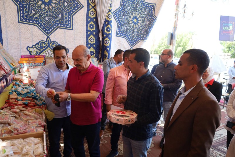 محافظ السويس يتفقد شوادر حلوى المولد ويوجه على الإلتزام بالأسعار