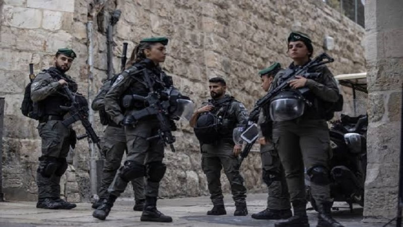 شرطة الاحتلال تعتقل وزير شؤون القدس من منزله