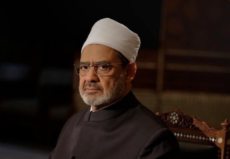 شيخ الأزهر يحذِّر من غزوٍ ثقافيٍّ يستهدف سلخَ الشباب من هويتِهم