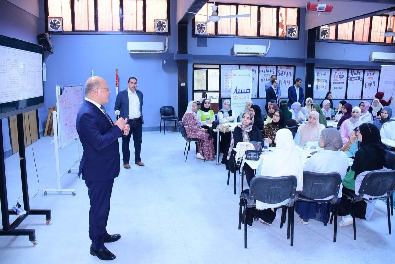 رئيس جامعة سوهاج يسلّم شهادات ختام «فتيات الأرض» لـ100 فتاة ويعلن قرب إطلاق هاكثون للزراعة الذكية مناخيًا