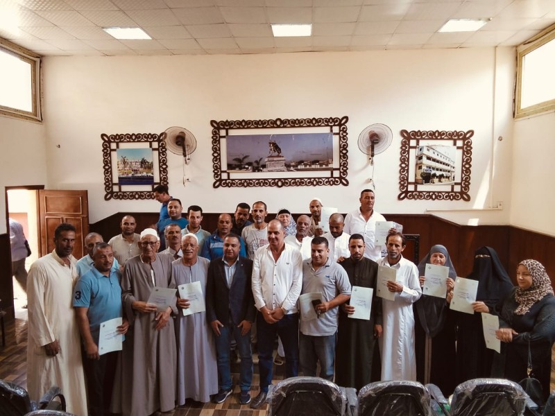 نائب محافظ البحيرة يسلم 24 عقدًا لتقنين أوضاع أملاك الدولة للمواطنين بالدلنجات