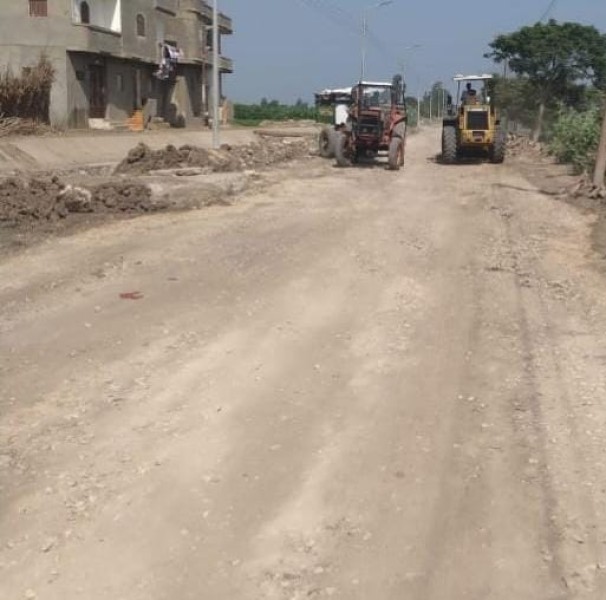 بدء أعمال رصف طريق جسر ترعة فرهاش بكوم حمادة بالبحيرة