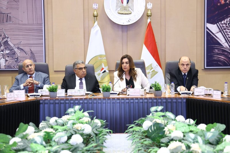 وزيرة التنمية المحلية والبيئة تتابع مع محافظي الدقهلية والغربية ورئيس الهيئة العربية للتصنيع الموقف التنفيذى لمشروع تطهير مصرف كيتشنر مكون المخلفات الصلبة