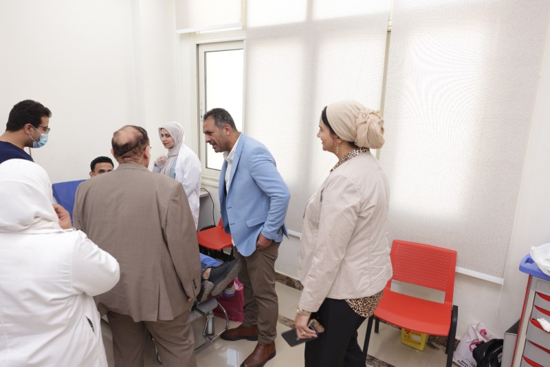 رئيس جامعة المنصورة الأهلية يتفقد أعمال الكشف الطبي للطلاب الجدد