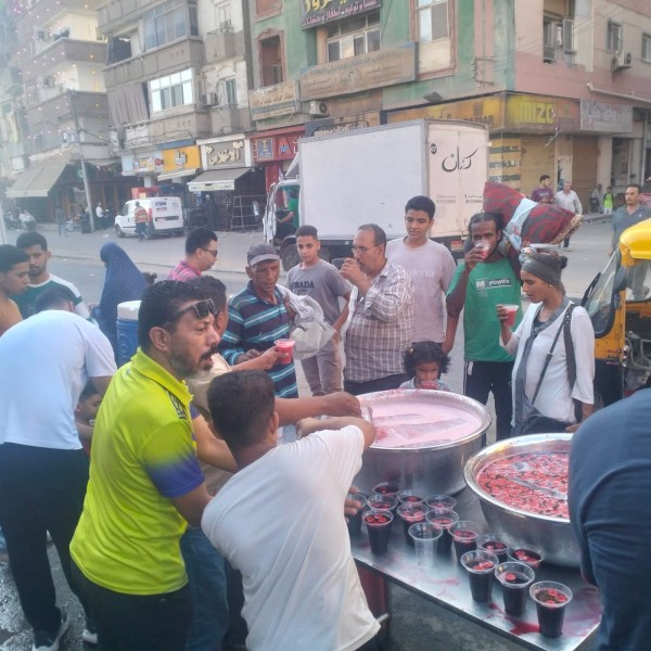 توزيع شربات بالموز وسندوتشات على المواطنين بشارع الجيش في كفر الدوار احتفالًا بالمولد النبوي