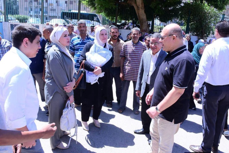 رئيس جامعة سوهاج يلتقي بعمال المدن الجامعية للوقوف على استعدادات استقبال الطلاب المغتربين ويوجه بزراعة 200 شجرة مثمرة