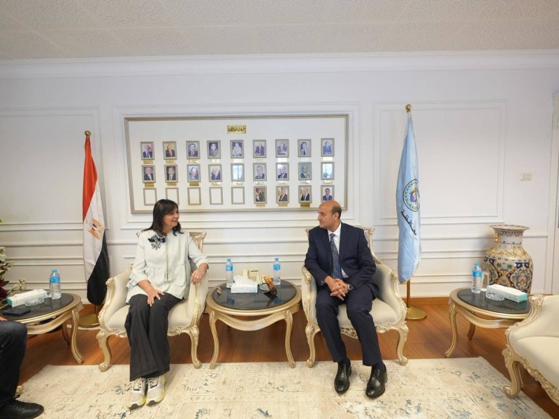 محافظ أسيوط يستقبل السفيرة نبيلة مكرم ويبحثان تعزيز التعاون مع التحالف الوطني لخدمة الأولى بالرعاية