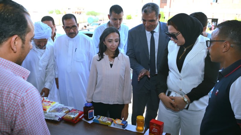 محافظ البحيرة تتفقد شوارع قرية الحمراء بوادي النطرون وتستمع لمطالب المواطنين