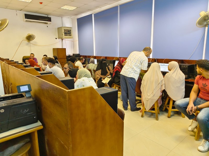معامل التنسيق الإلكتروني بجامعة دمنهور تستقبل طلاب المرحلة الثالثة لتسجيل رغباتهم