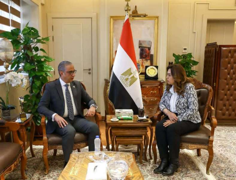 وزيرة التنمية المحلية والبيئة تتابع مع محافظ الجيزة ومسئولي الهيئة الهندسية للقوات المسلحة أعمال تطوير شارع جامعة الدول العربية