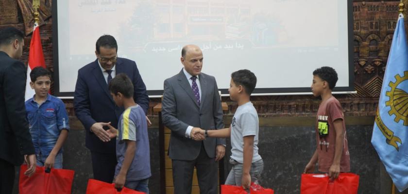 محافظ الغربية يسلّم 100 طالب الحقائب والمستلزمات الدراسية