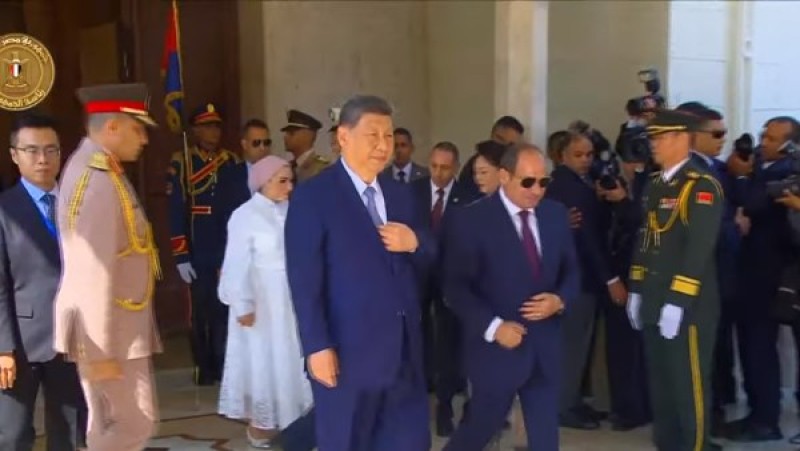 السيسي وقرينته يستقبلان الرئيس الصيني وحرمه بقصر الاتحادية