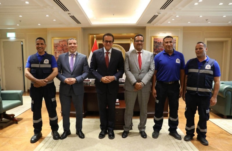 وزير الصحة يُكرم أبطال الإسعاف لإنقاذهم حياة أب استجابوا لنداء طفل في 6 دقائق