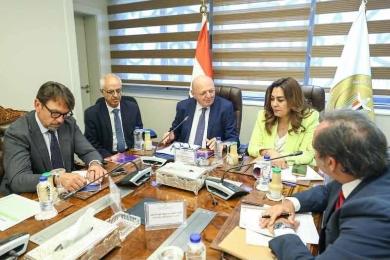 وزيرة التنمية المحلية والبيئة تبحث مع وزير البيئة و الطاقة الإيطالي مجالات التعاون المشترك