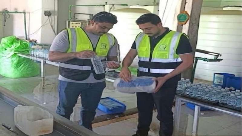 محافظ الغربية يوجّه بتكثيف الحملات الرقابية على مصانع ومخازن ومنافذ بيع المياه المعبأة