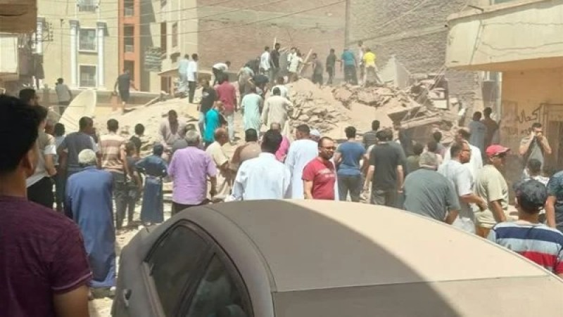 انهيار عقار من 4 طوابق بالمنيا.. والحماية المدنية تبحث عن ناجين أسفل الأنقاض