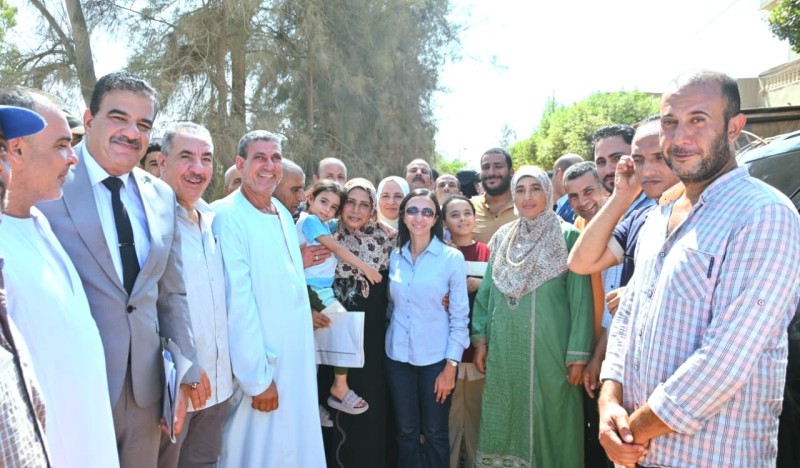 محافظ البحيرة تتابع أعمال رصف طريق عزبة صقر وتوجه بسرعة إنجاز الأعمال وفق أعلى معايير الجودة