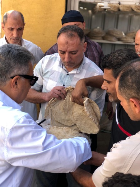 محافظ الدقهلية يتفقد منفذ بيع الخبز المدعم بمحلة دمنه ويؤكد استمرار انتظام عمل المنفذ يوميا من العاشرة صباحا وحتى انتهاء الكمية
