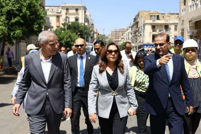 وزيرة التنمية المحلية ومحافظ القاهرة يتفقدان ”بازار القاهرة” لتوفير السلع ومستلزمات المدارس بتخفيضات تصل إلى 50%