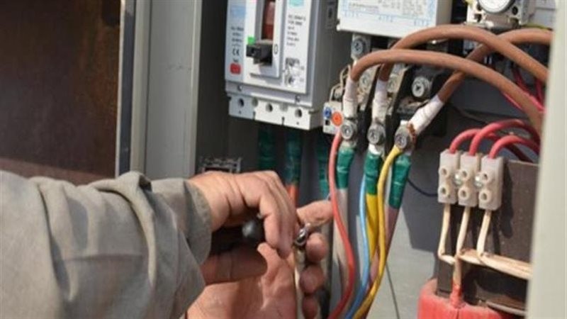 كيف تضبط وزارة الكهرباء منظومة التوزيع؟ نائب رئيس الشركة القابضة يجيب