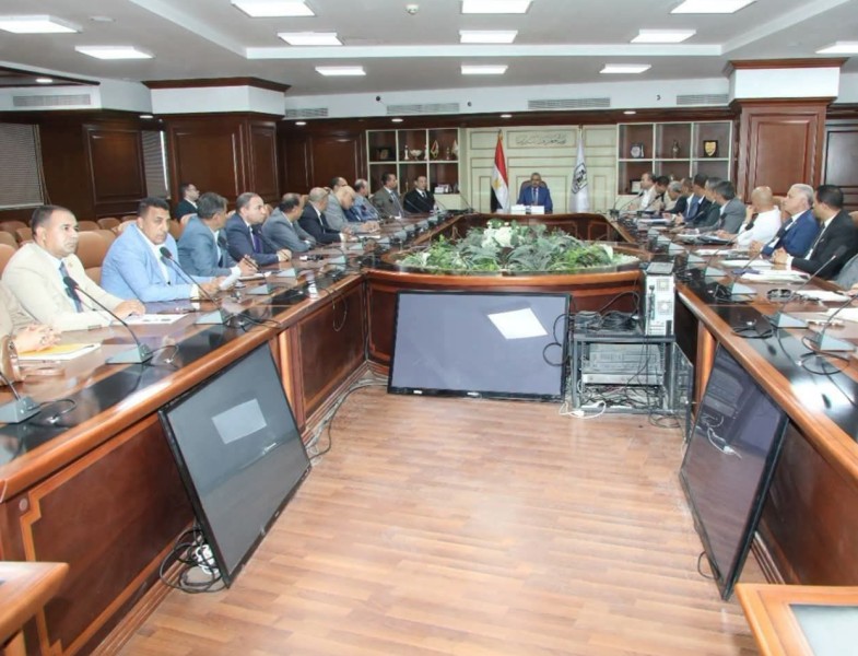 محافظ بني سويف يعقد اجتماعاً بقيادات التعليم ورؤساء الوحدات المحلية