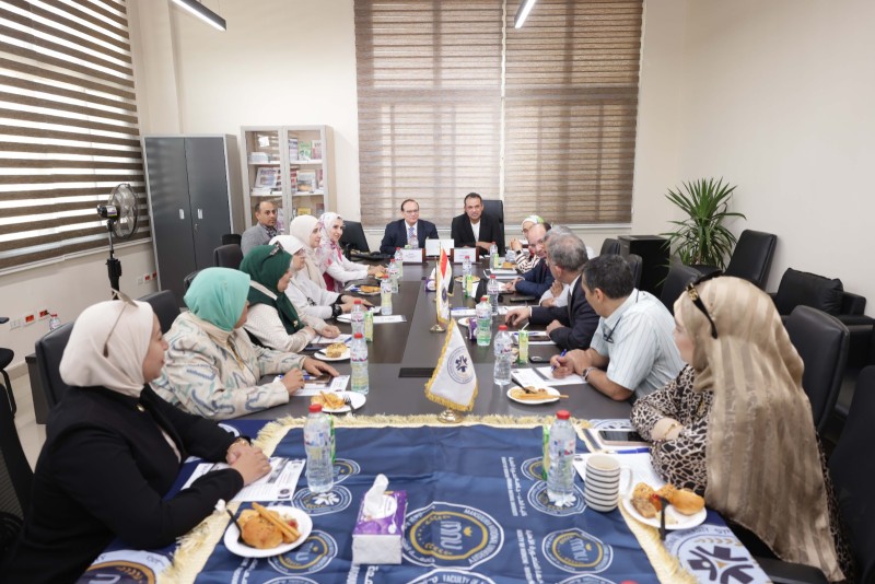 رئيس جامعة المنصورة الأهلية يترأس الاجتماع الأول لمجلس كلية الطب