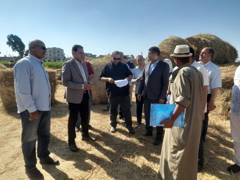 نائب محافظ الدقهلية يتفقد مواقع تجميع وتخزين قش الأرز والتصدي للسحابة السوداء ومنع الملوثات