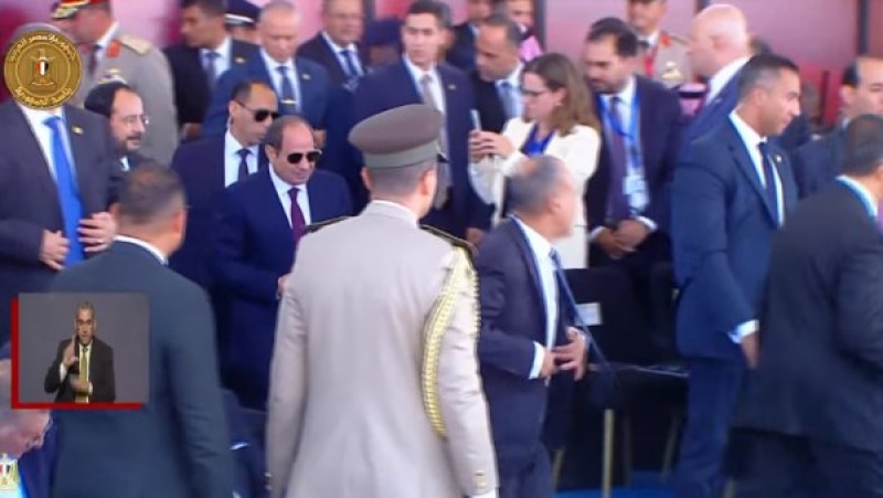 شاهد.. وصول السيسي لافتتاح النسخة الثانية من معرض العلمين للطيران والفضاء