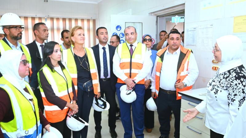 محافظ البحيرة وسفيرة الاتحاد الأوروبي تتفقدان محطة مياه كوم القناطر بأبوحمص