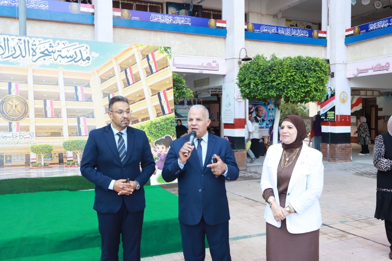 وكيل التعليم بالدقهلية يتفقد مدرسة شجرة الدر الإعدادية بنات بإدارة غرب المنصورة استعدادًا لانطلاق العام الدراسي الجديد
