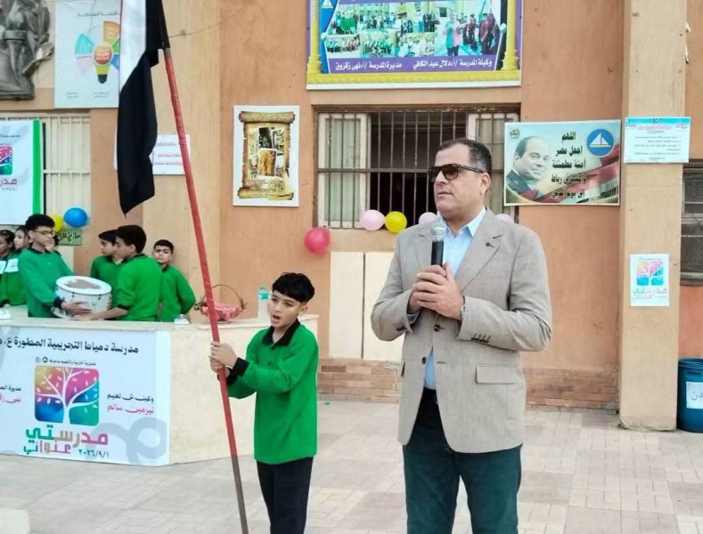 وكيل وزارة التربية والتعليم بدمياط شارك الطلاب طابور الصباح