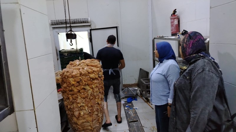 ضبط طن وربع لحوم ودواجن غير صالحة و200 كيلو توابل مجهولة المصدر داخل مطعم بالإسكندرية