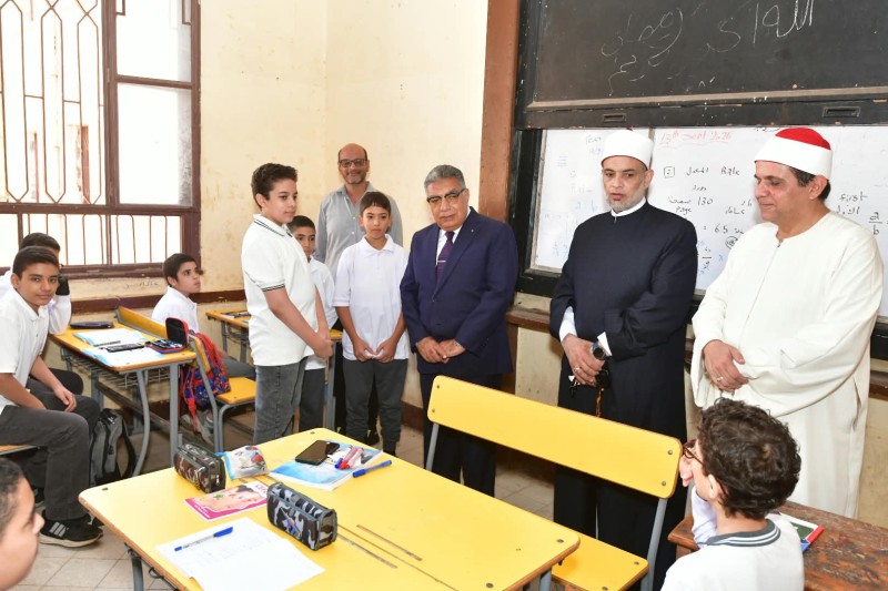 المحافظ يهنئ بالعام الدراسي الجديد بالمعهد الأزهري الإعدادي الثانوي بنين بالمنصورة