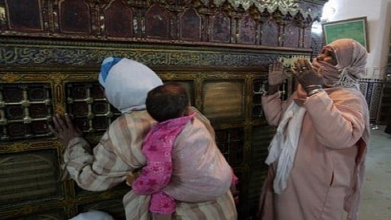 هل زيارة الأضرحة وقبور الصالحين بنية التبرك بأصحابها شرك بالله؟