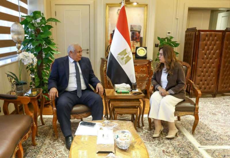 وزيرة التنمية المحلية والبيئة تتابع مع محافظ مطروح مشروعات مطروح وزيادة الرقعة الخضراء