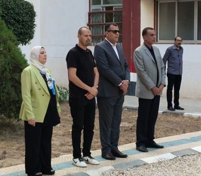 وكيل وزارة التربية والتعليم بدمياط يشارك طالبات ”دمياط الجديدة” طابور الصباح