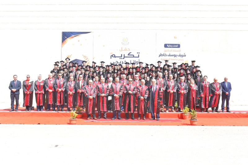 رئيس جامعة المنصورة يكرم أوائل خريجي كليات الجامعة لعام 2026