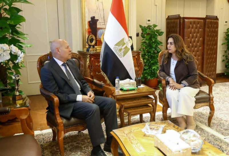 وزيرة التنمية المحلية والبيئة تُتابع مع محافظ القاهرة مشروعات التشجير وتطوير مجزر 15 مايو وملفات التصالح والأسواق