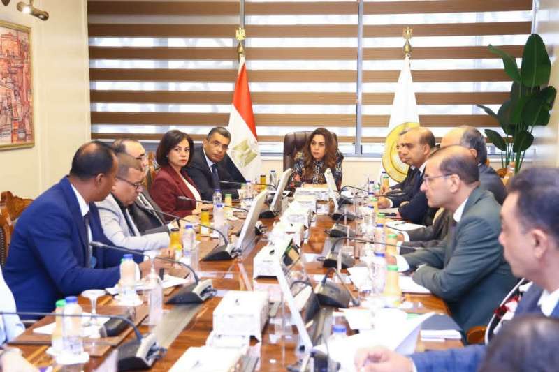 وزيرة التنمية المحلية والبيئة تبحث مع محافظ البحر الأحمر تعزيز التنمية الحضارية والسياحية وتحسين الخدمات بالمحافظة