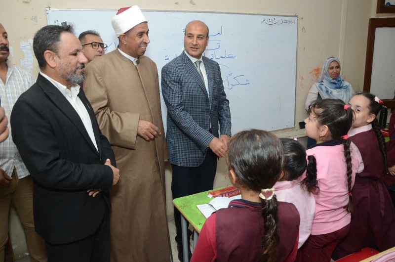 محافظ أسيوط ورئيس الإدارة المركزية لمنطقة أسيوط الأزهرية يهنئان طلاب معهد عمر بن الخطاب الأزهري بالعام الدراسي