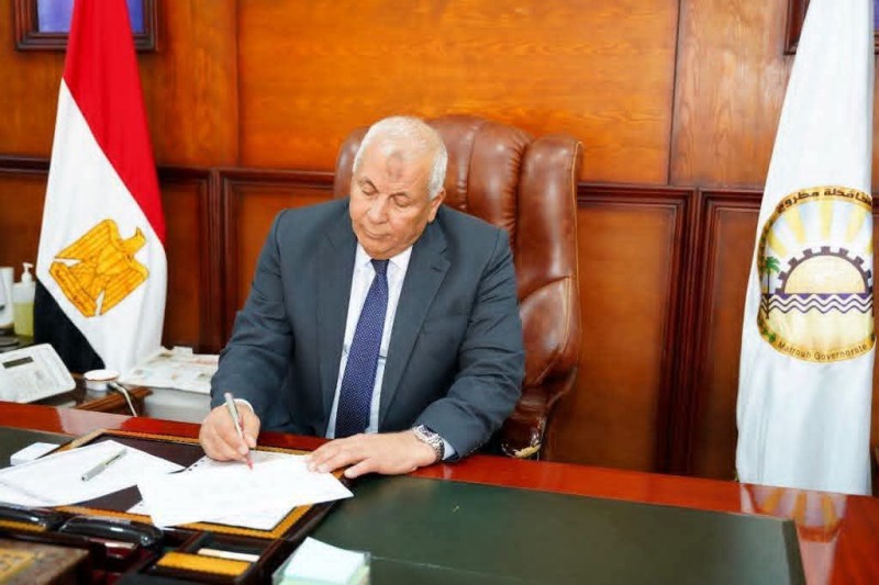 محافظ مطروح يوقف عاملة بإحدي المدارس عن العمل 3 أشهر